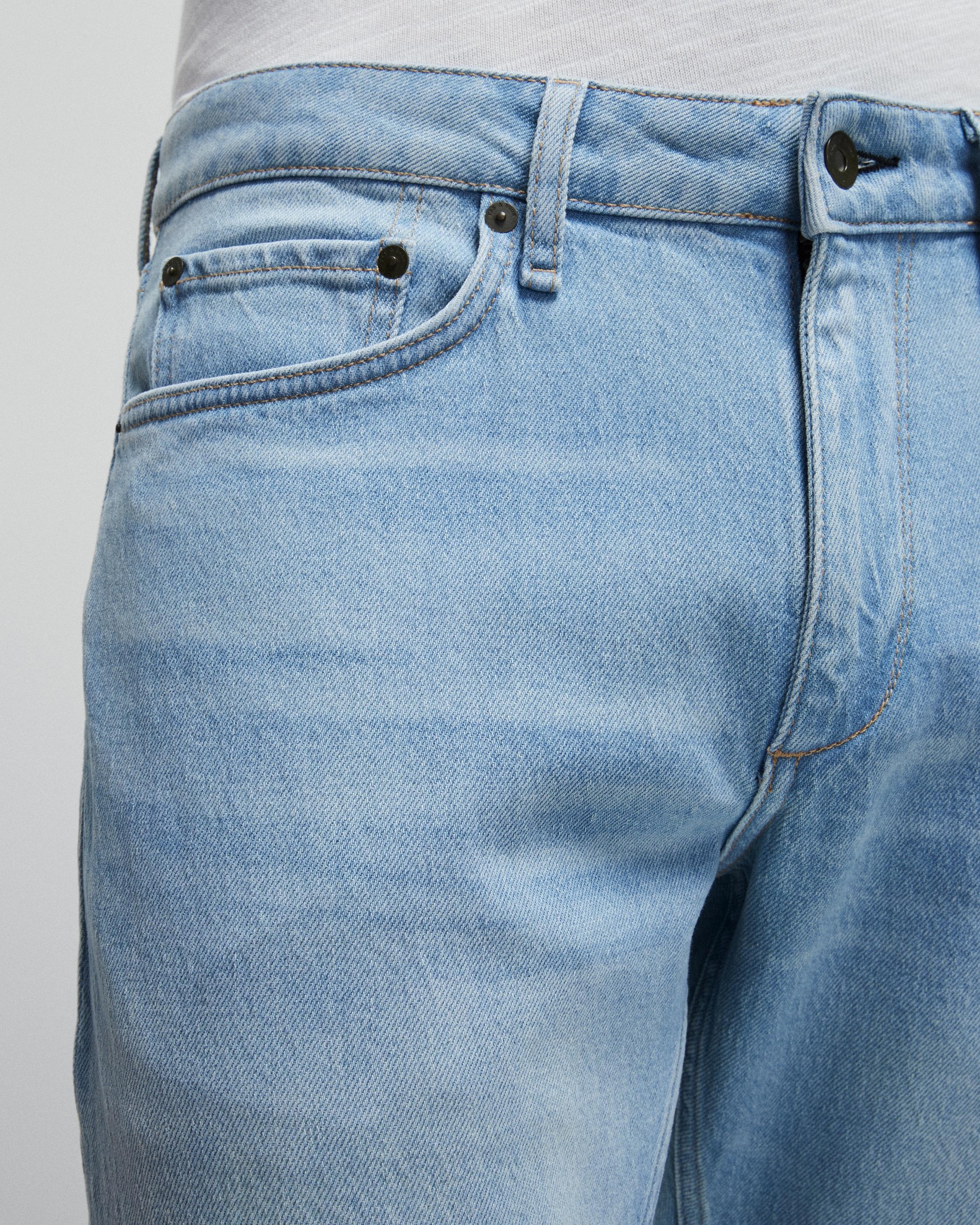 Fit 3 - Everitte
Athletic Fit Light Indigo Authentic Stretch Jean - 6