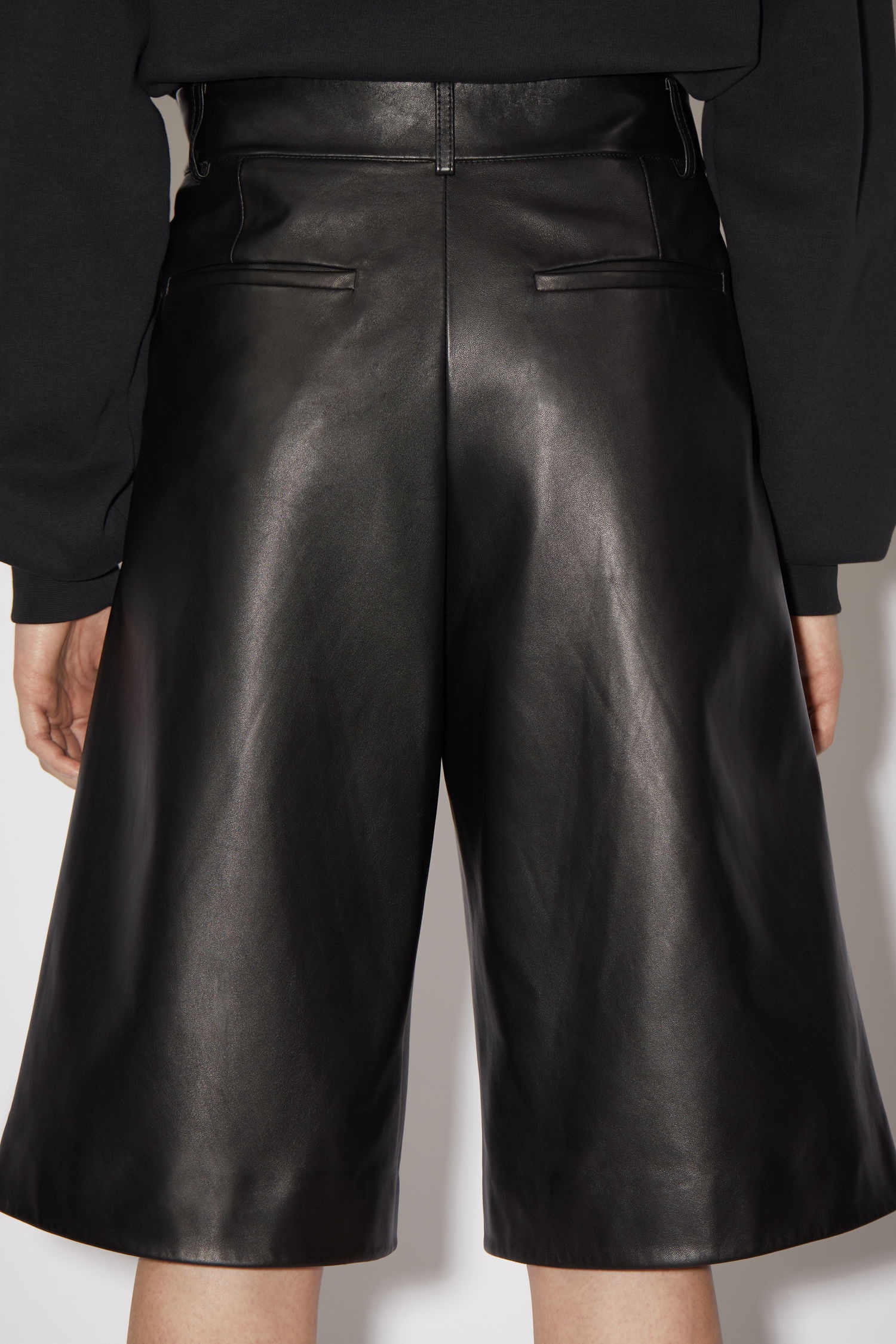 Lined leather shorts - Black - 7