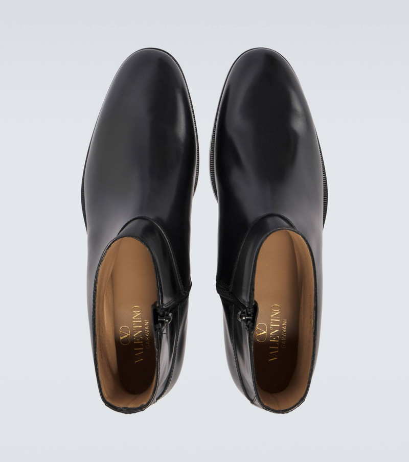 VLogo leather ankle boots 4