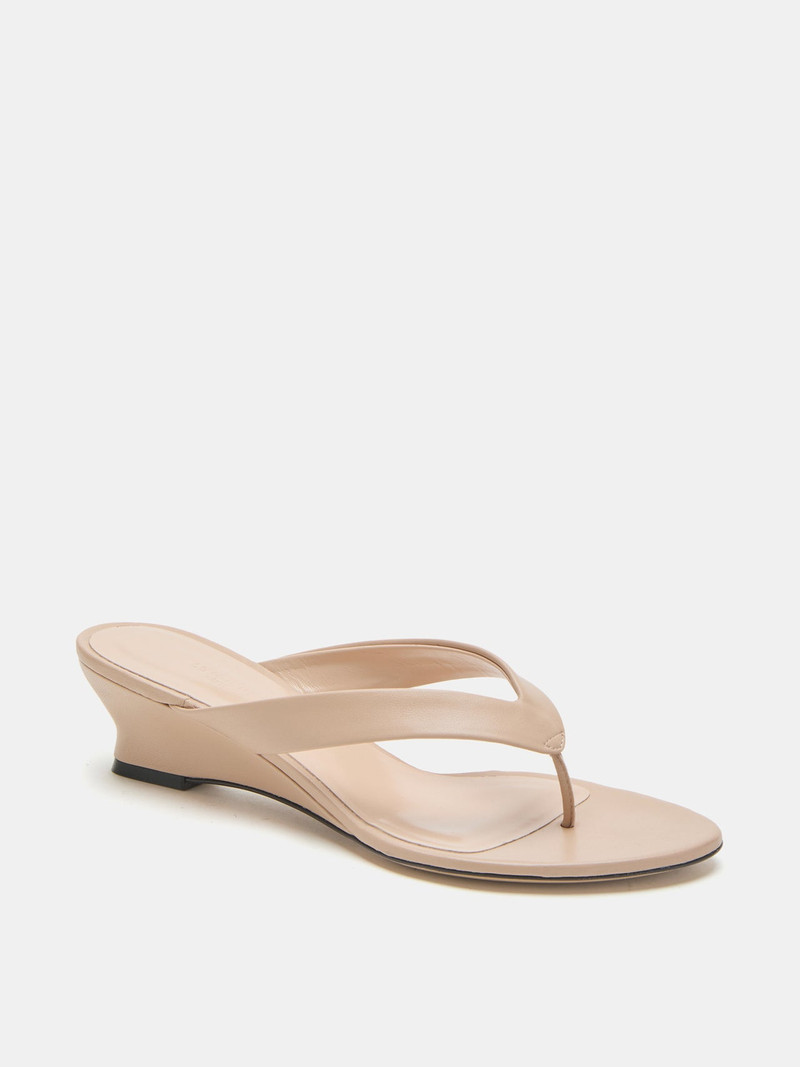 LE MONDE BÉRYL Micro Wedge Thong / Fawn Leather outlook