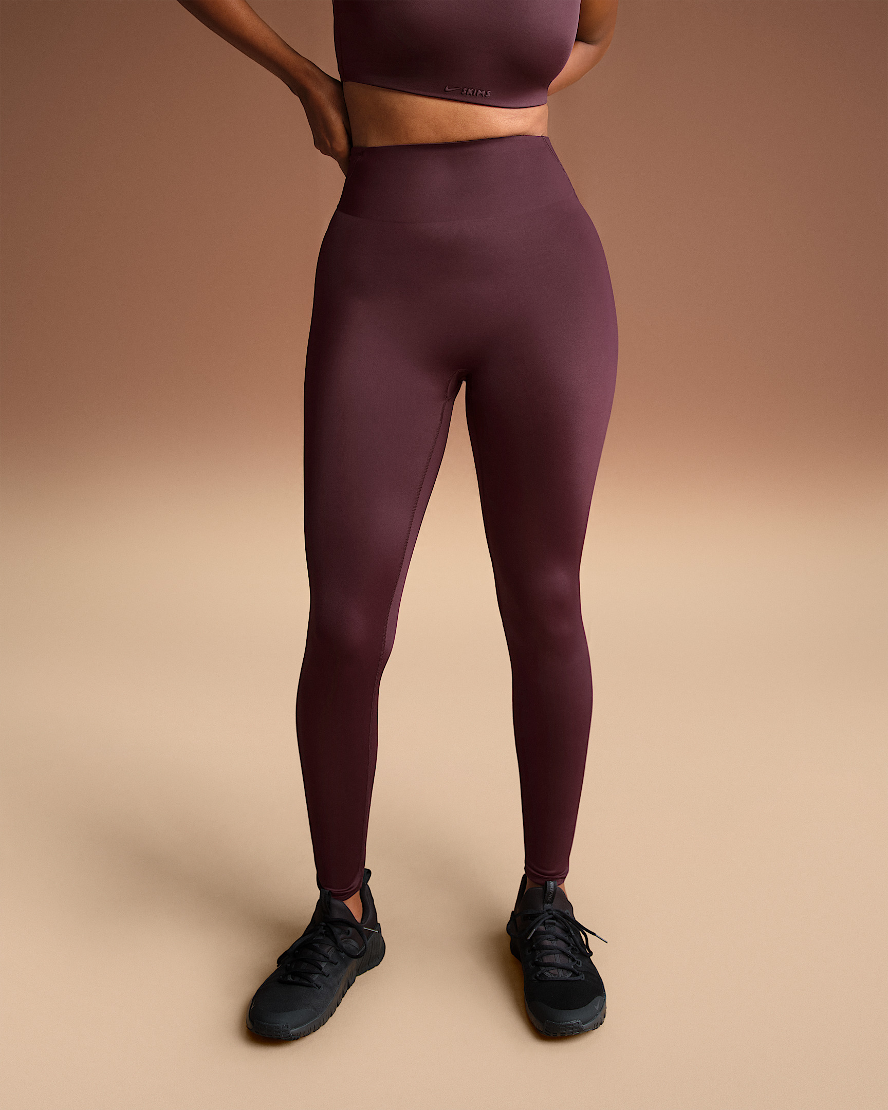 NikeSKIMS Shine Women's High-Waisted Bonded 26" Leggings - 2