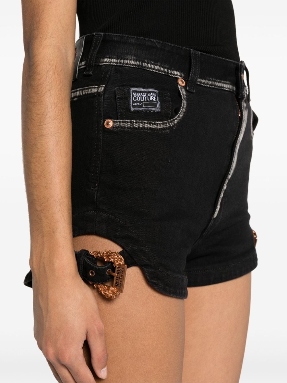 logo-engraved denim shorts - 5