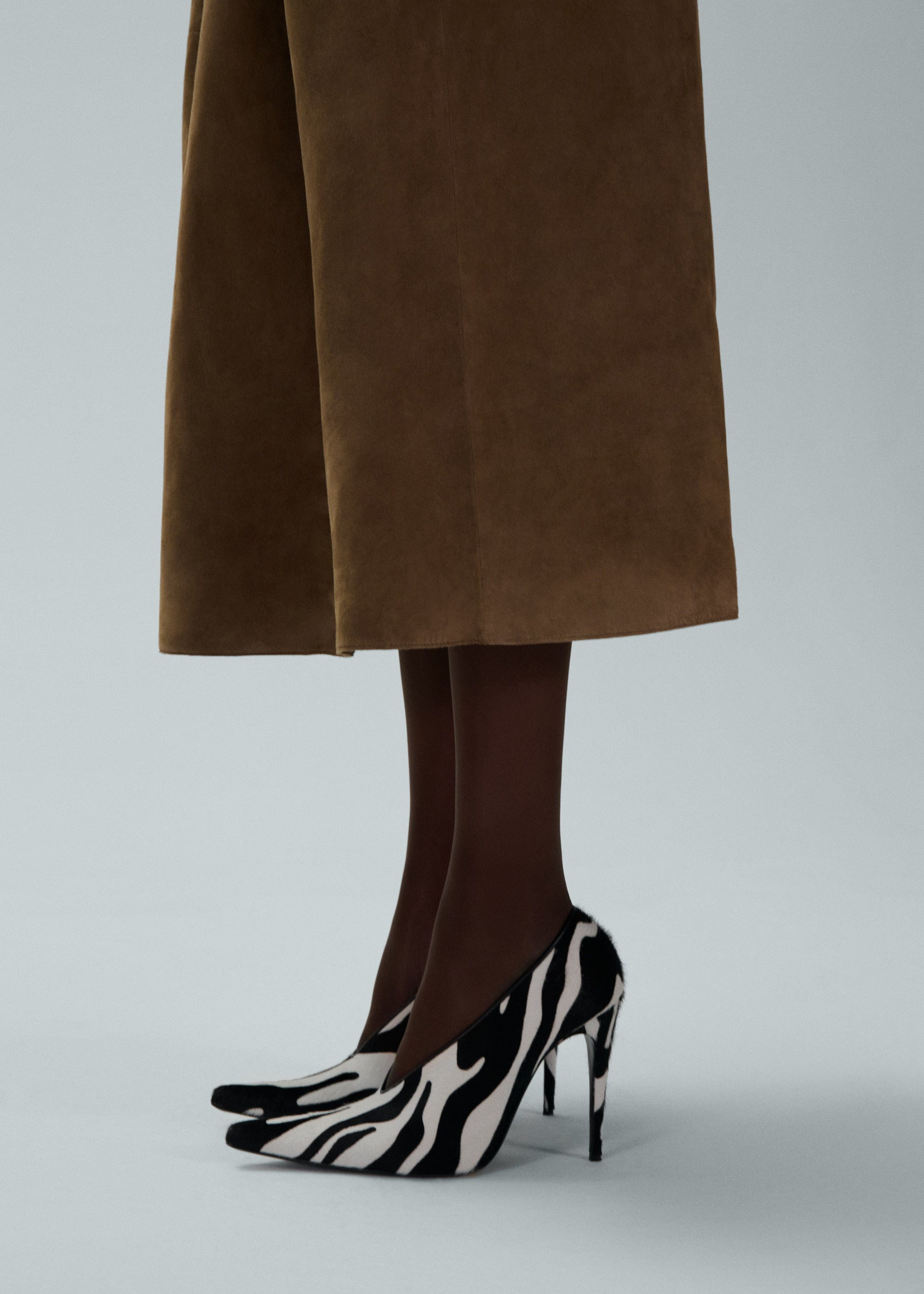 Pointed pumps in zebra print hair - 4