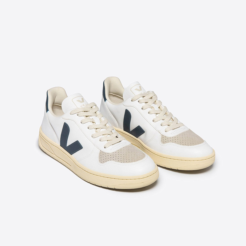 VEJA V-10 CWL WHITE CALIFORNIA outlook