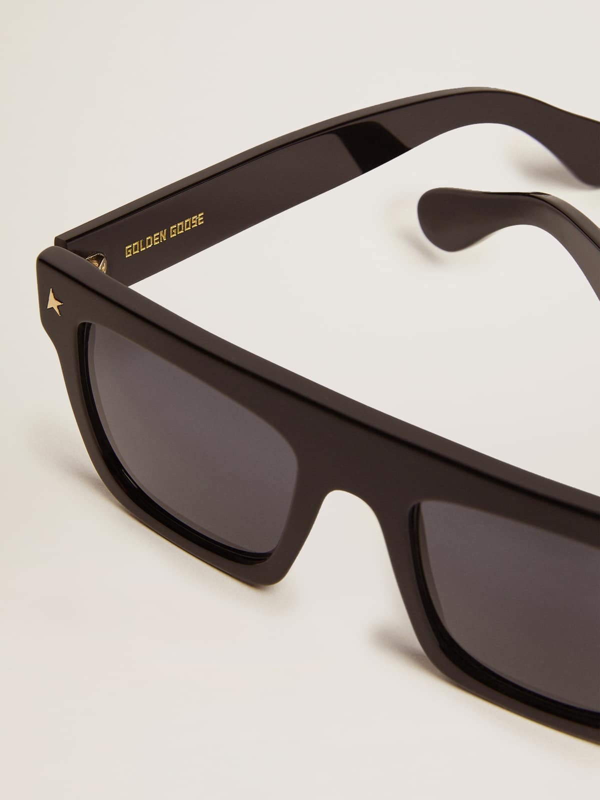 Square sunglasses with black frame and gold details - 2