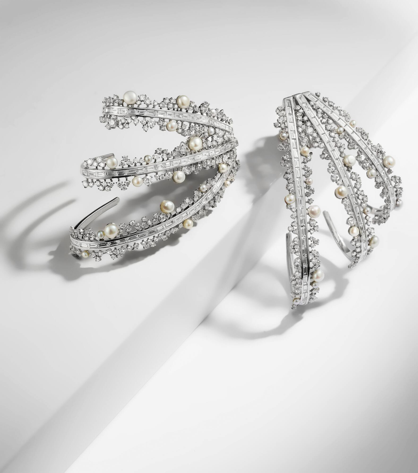 Scatter 18kt white gold hoop earrings with pearls and diamonds - 5
