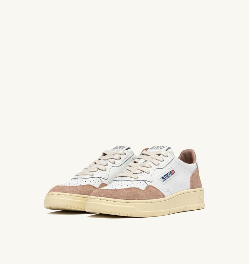 AUTRY MEDALIST LOW SNEAKERS IN WHITE LEATHER AND ROSE CANNEL SUEDE outlook