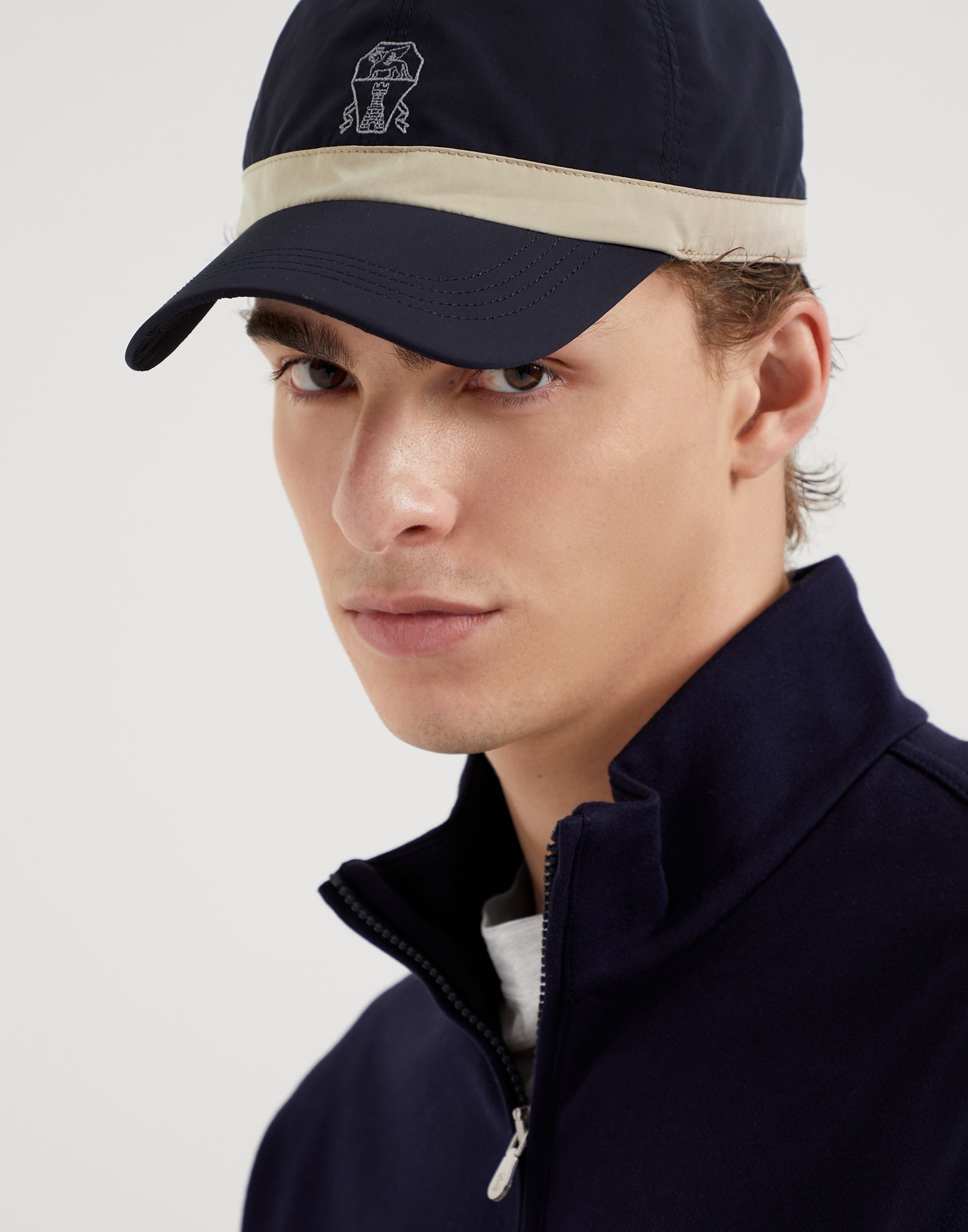 Water-resistant microfiber baseball cap with contrast details and embroidered logo - 3