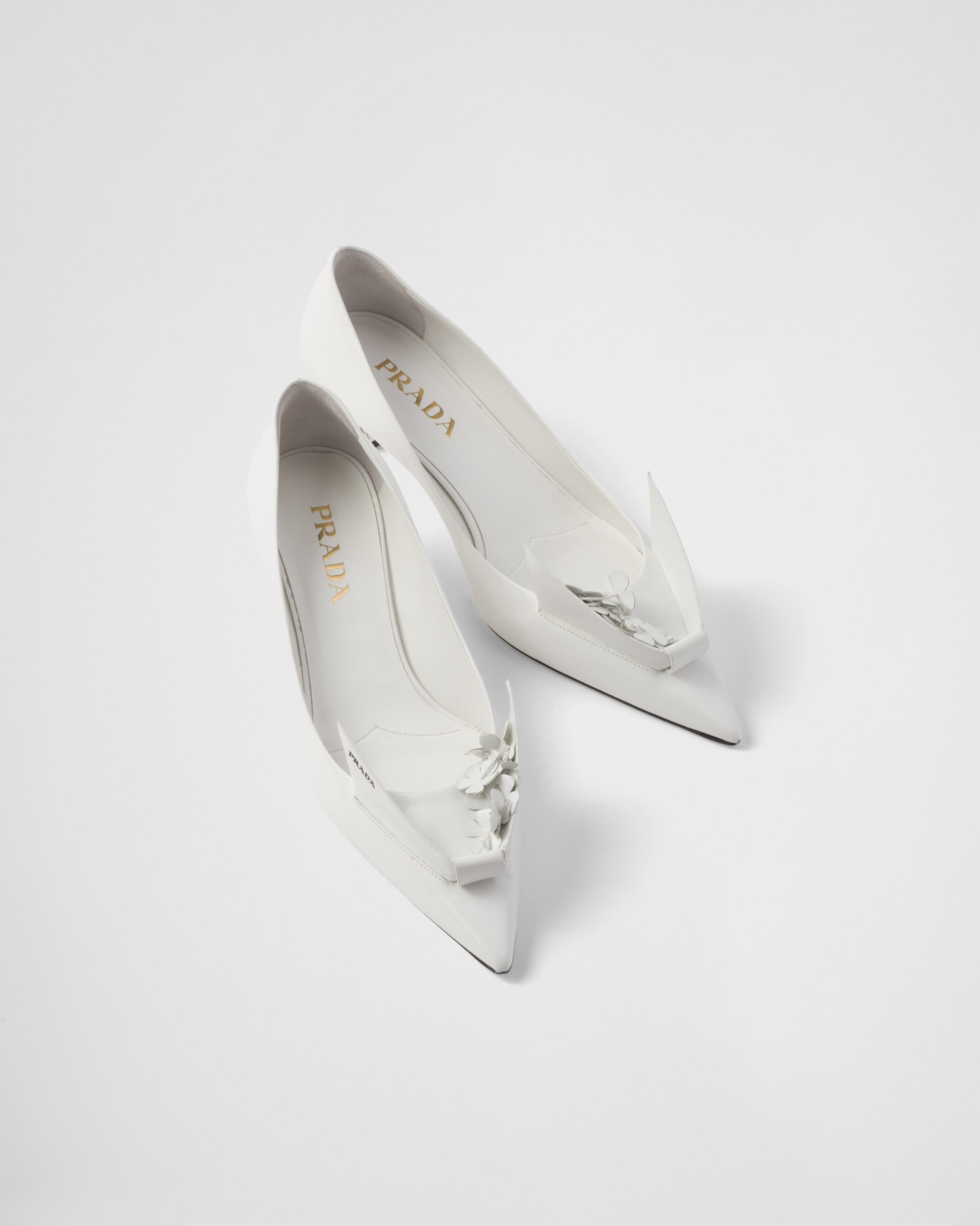 Brushed leather pumps with floral appliqués - 4