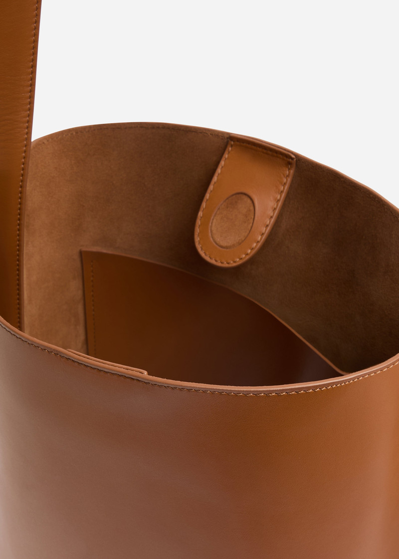 Bucket Tote Bag in Leather 4