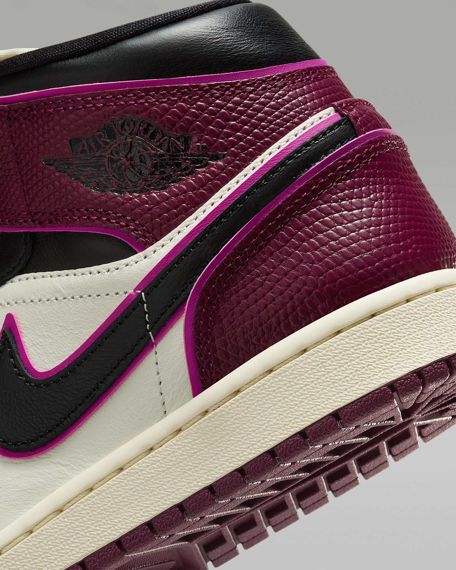 Air Jordan 1 Mid SE Women's Shoes - 8