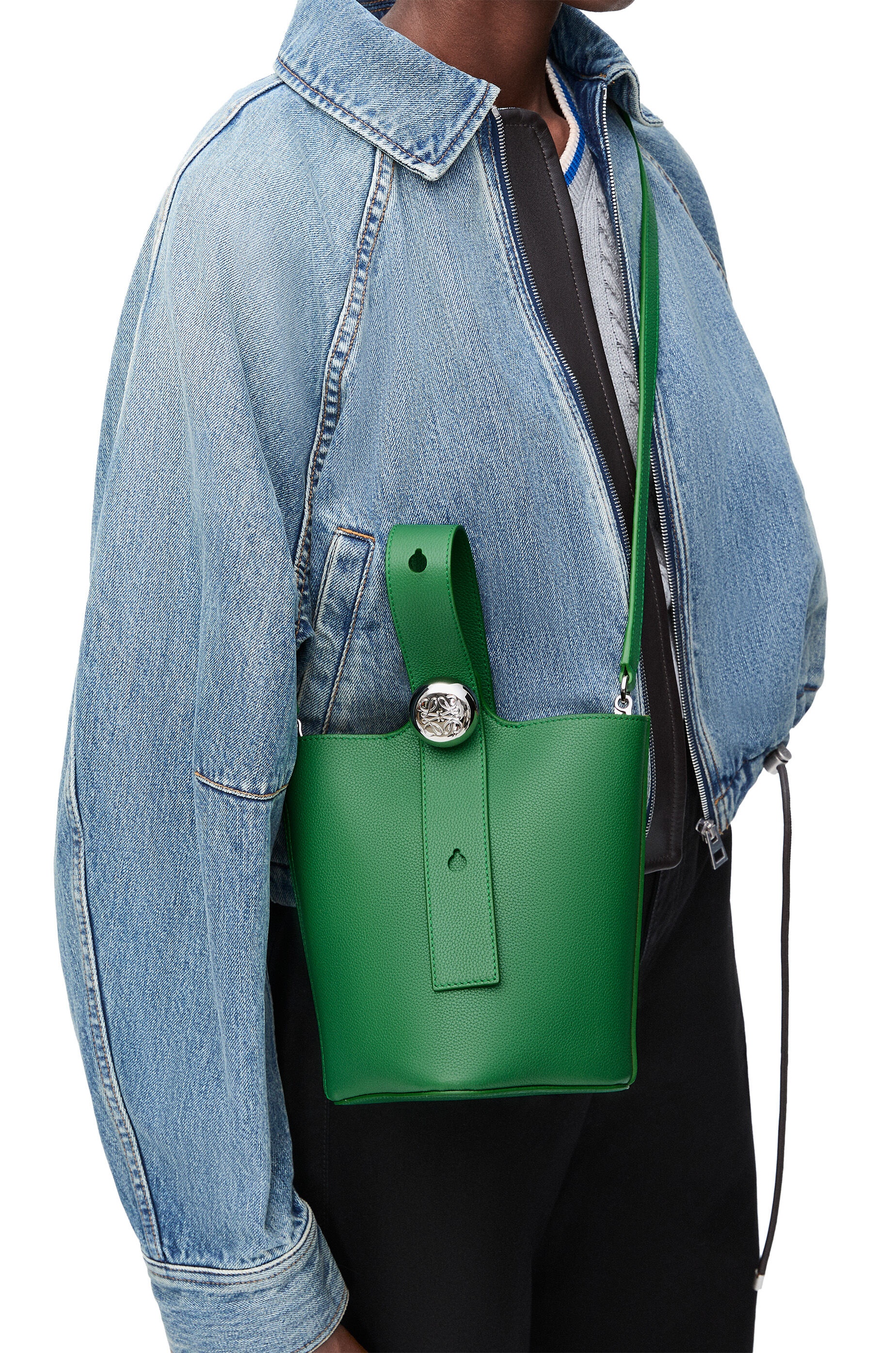 Mini Pebble bucket in soft grained calfskin - 2