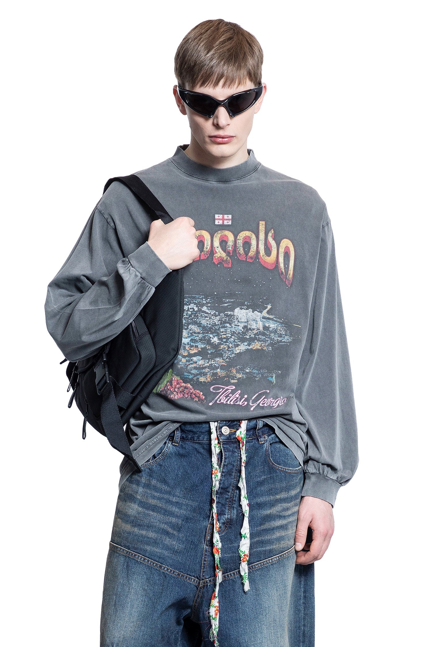 BALENCIAGA 'Tbilisi' T-shirt ロングスリーブシャツ Balenciaga Tbilisi T-shirt | Black | FARFETCH