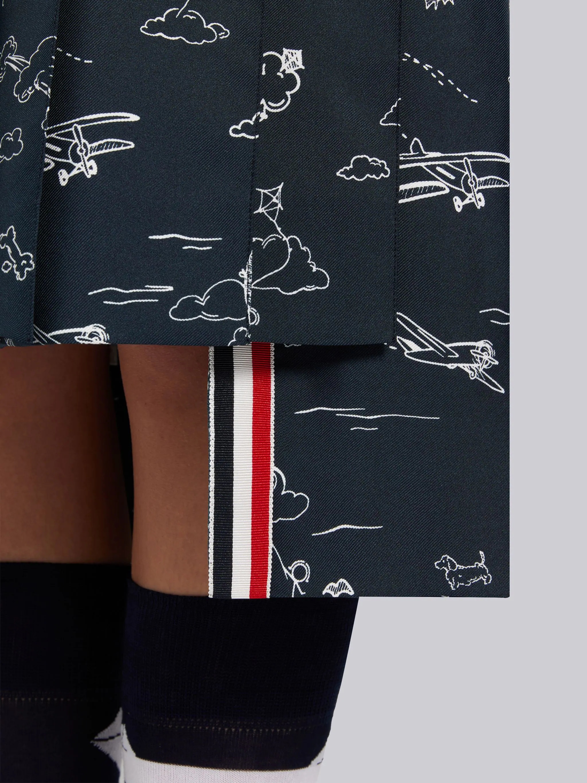 Navy Sky Toile Printed Silk Twill Dropped Back Pleated Below the Knee Skirt - 5
