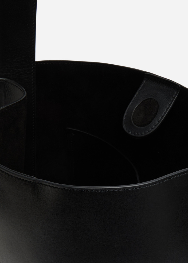 Bucket Tote Bag in Leather 4