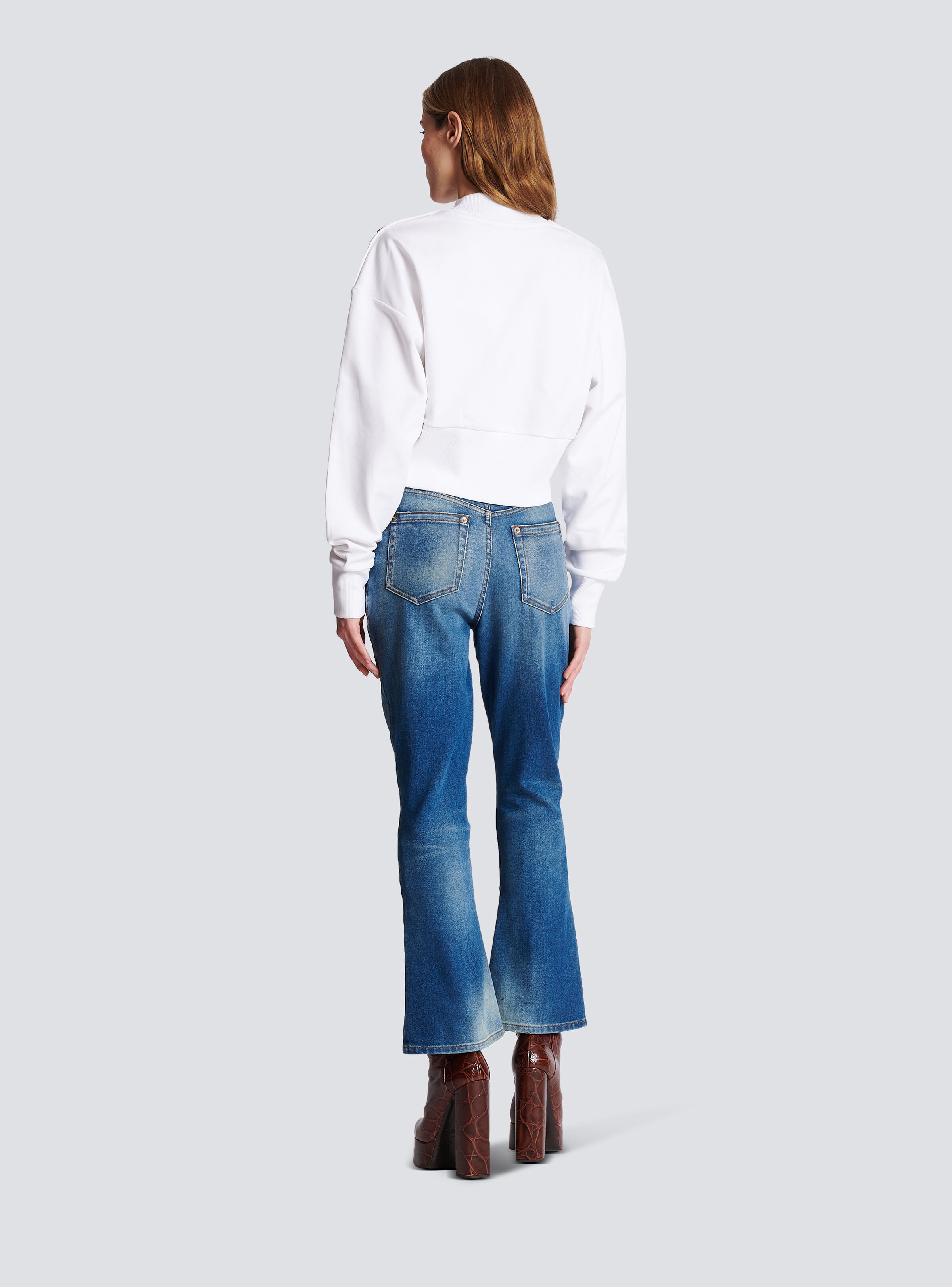 Cropped sweatshirt with Balmain Paris print - 4