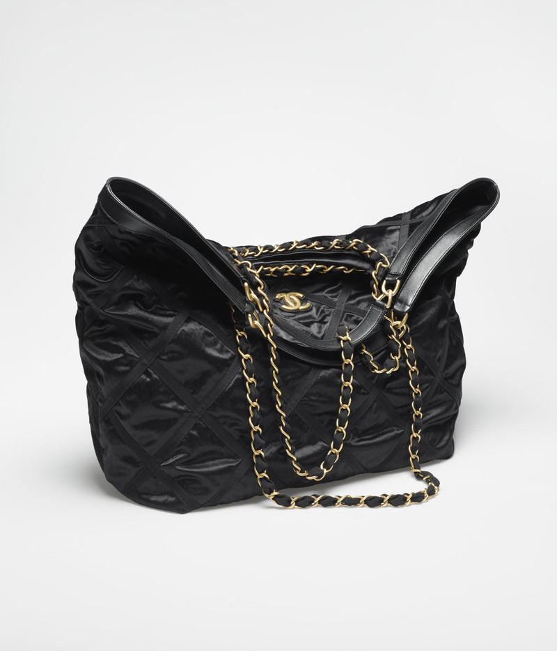 CHANEL Maxi Shopping Bag outlook