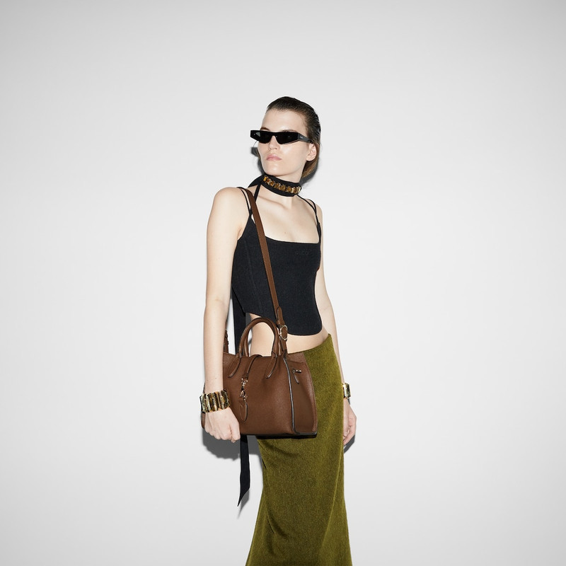 Medium tote bag with hook closure 4