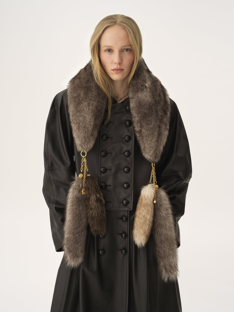 Chloé THE TREASURE TAILS SCARF IN SHEARLING outlook