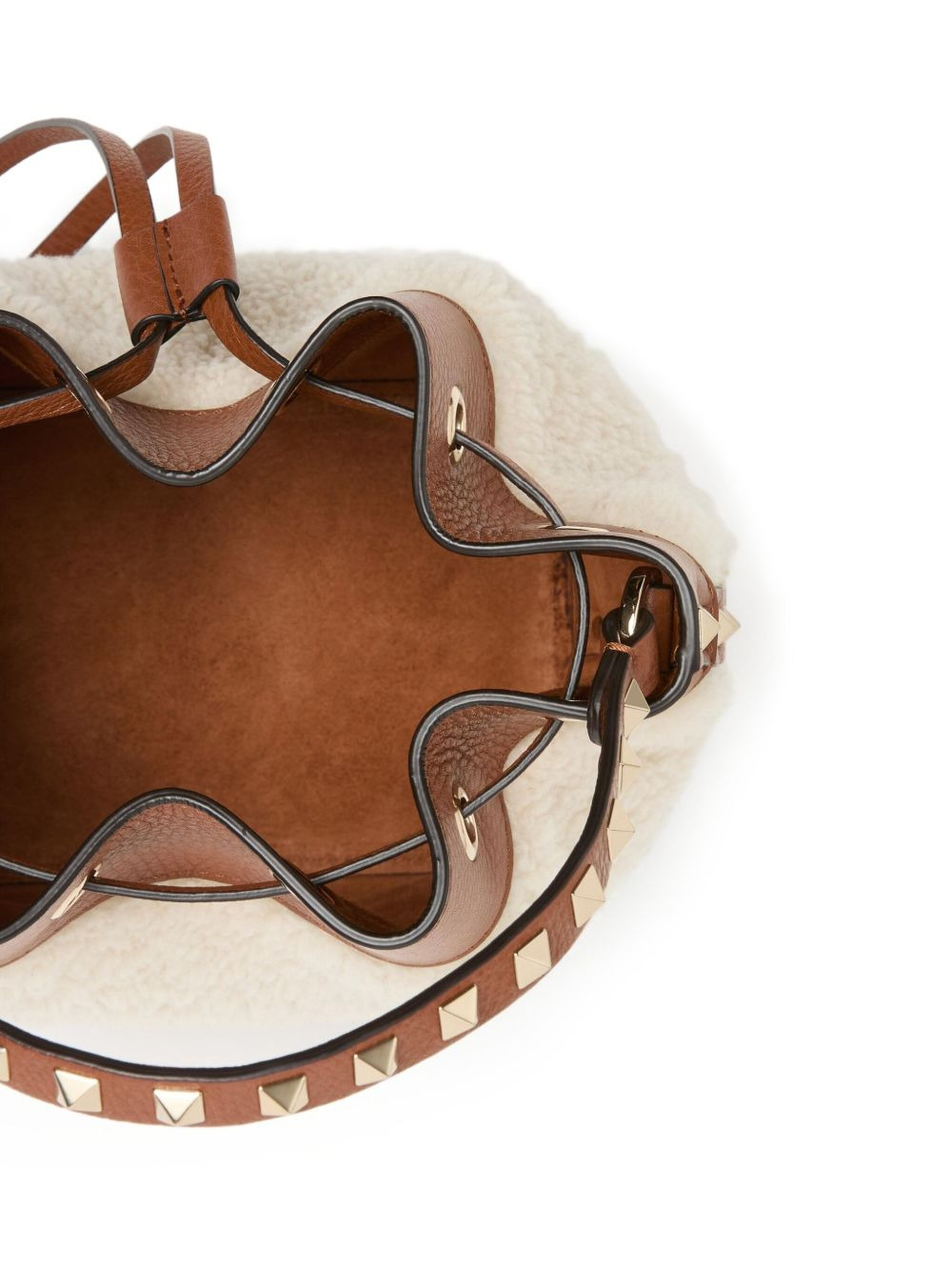 Rockstud shearling bucket bag - 7