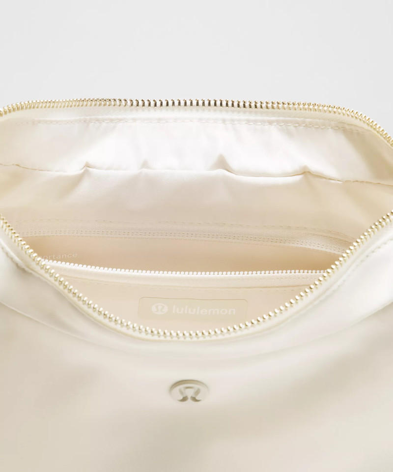 City Essentials Shoulder Bag 4L 5