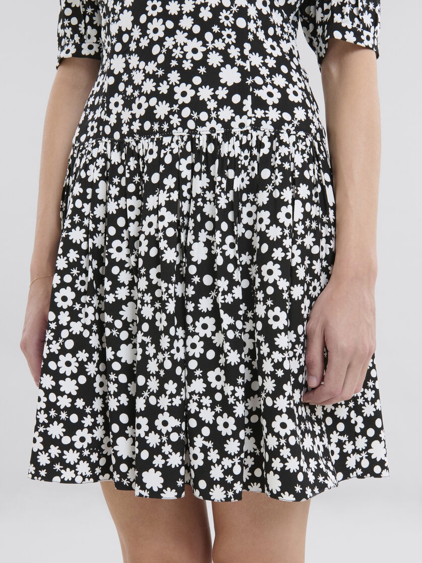 BLACK AND WHITE SHORT SATIN DRESS WITH POP FIELDS MOTIF - 5