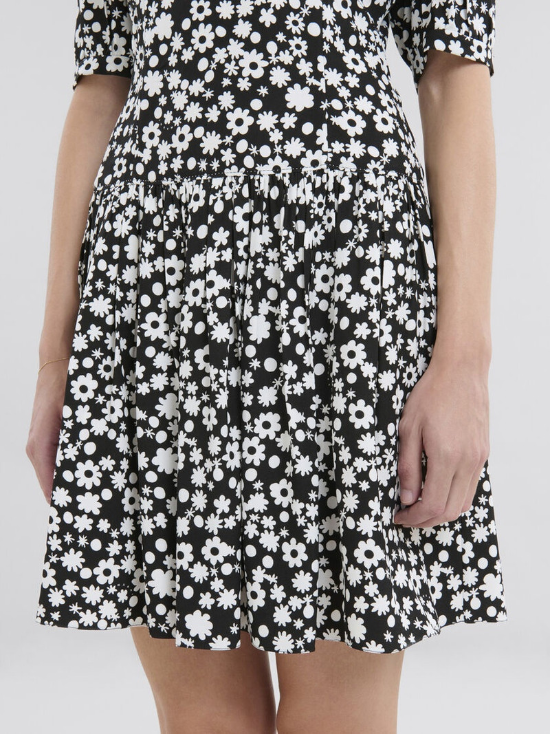 BLACK AND WHITE SHORT SATIN DRESS WITH POP FIELDS MOTIF 5