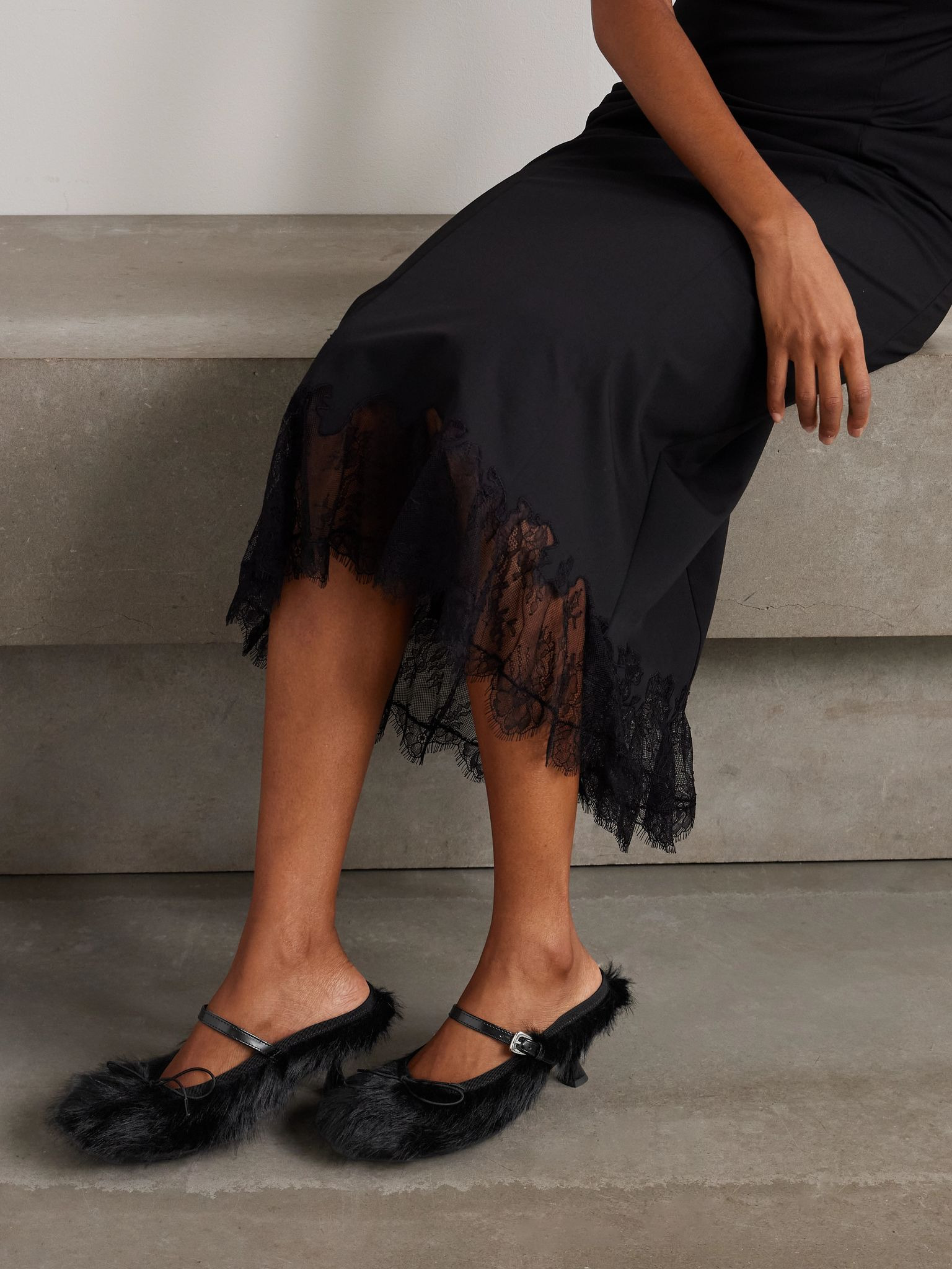 Leather-trimmed plush pumps Black - 2