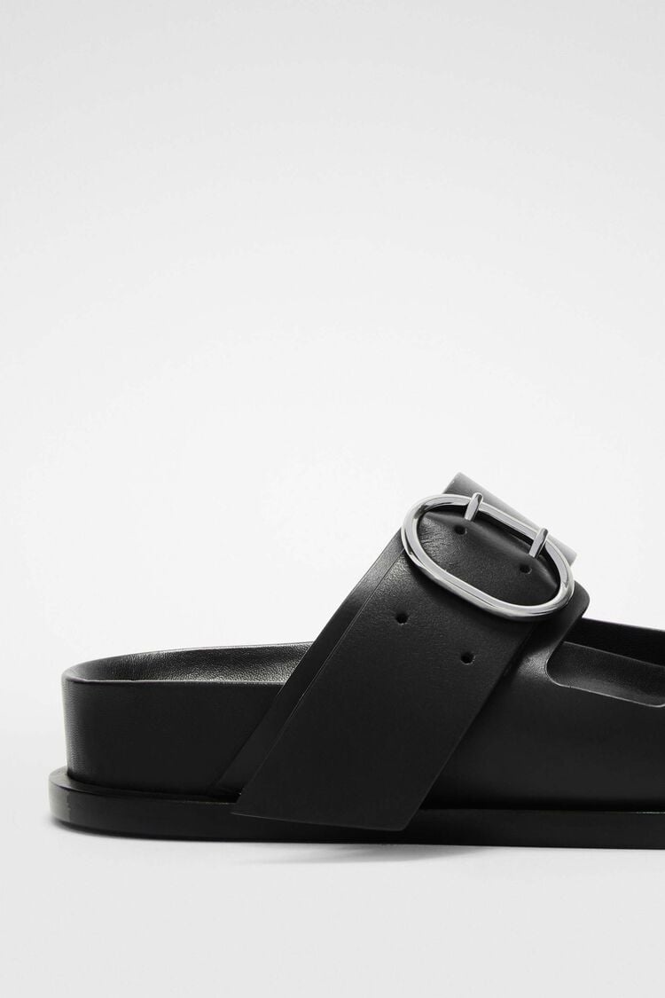 Flat Sandals - 6