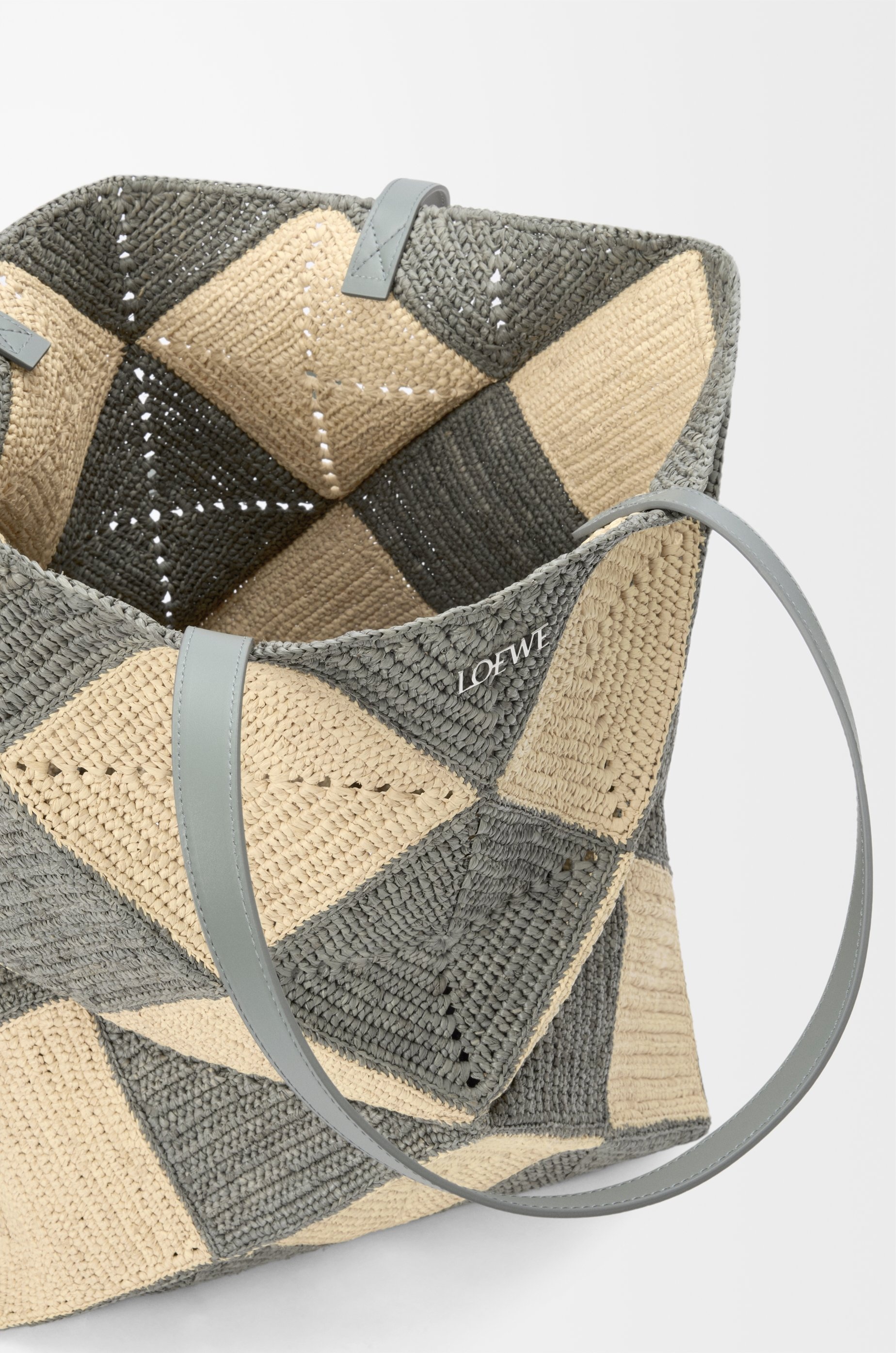 XL Puzzle Fold tote in raffia - 9