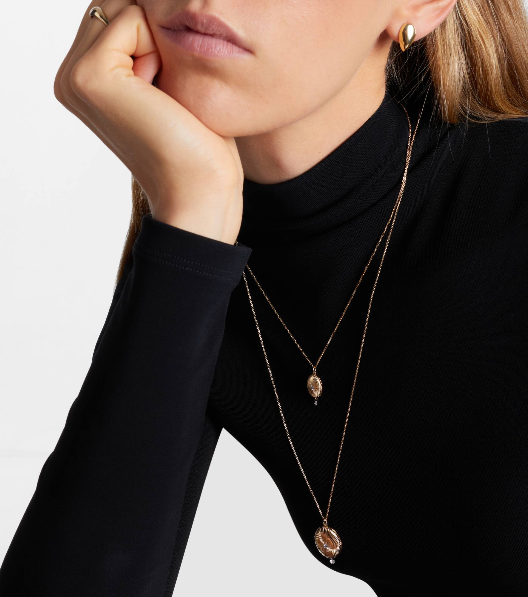 9kt gold locket necklace with diamonds - 2