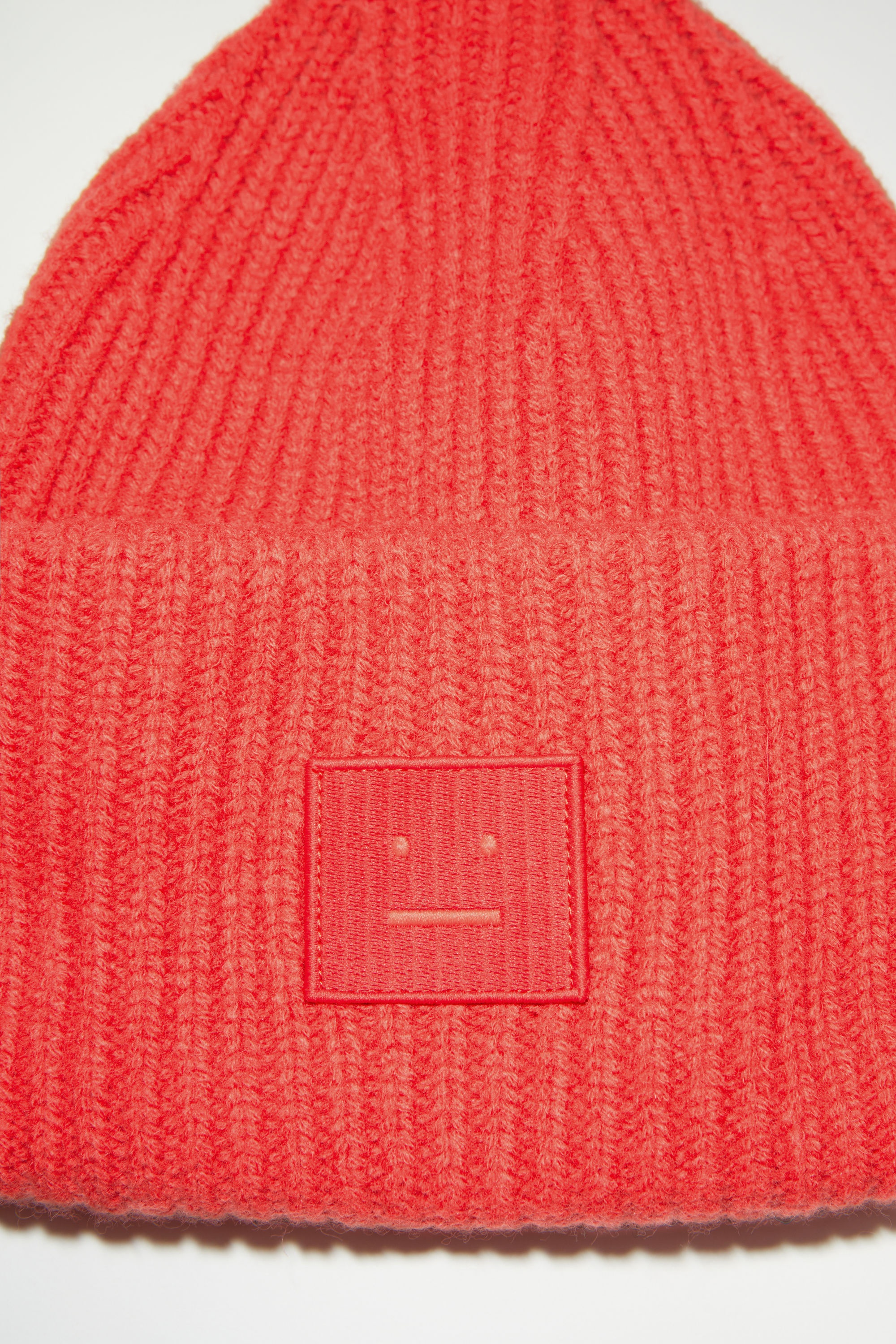 Large face logo beanie - Sharp red - 4