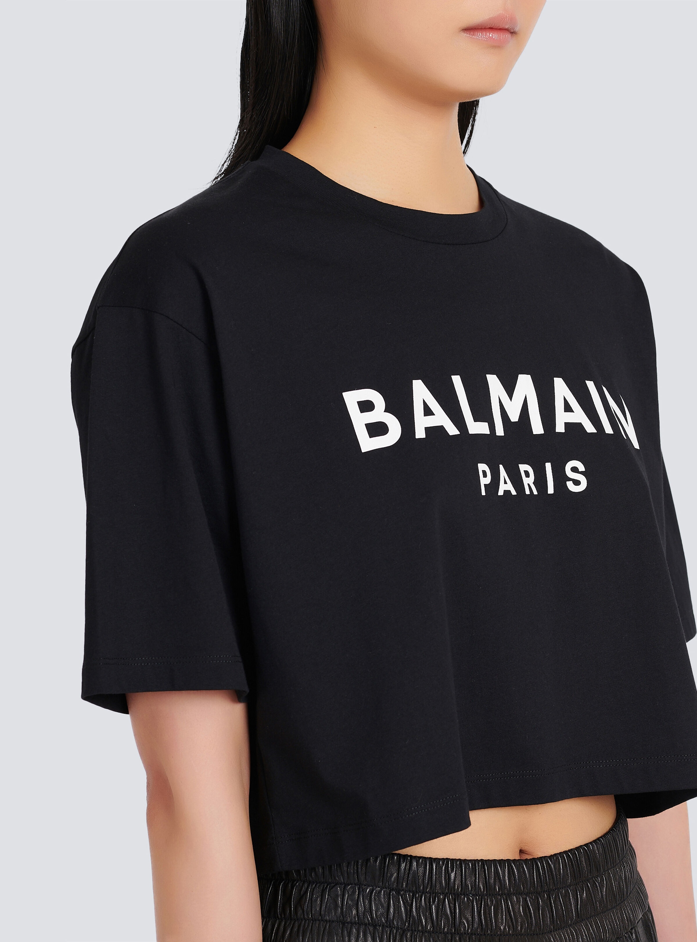 Eco-responsible cropped cotton T-shirt with Balmain logo print - 7