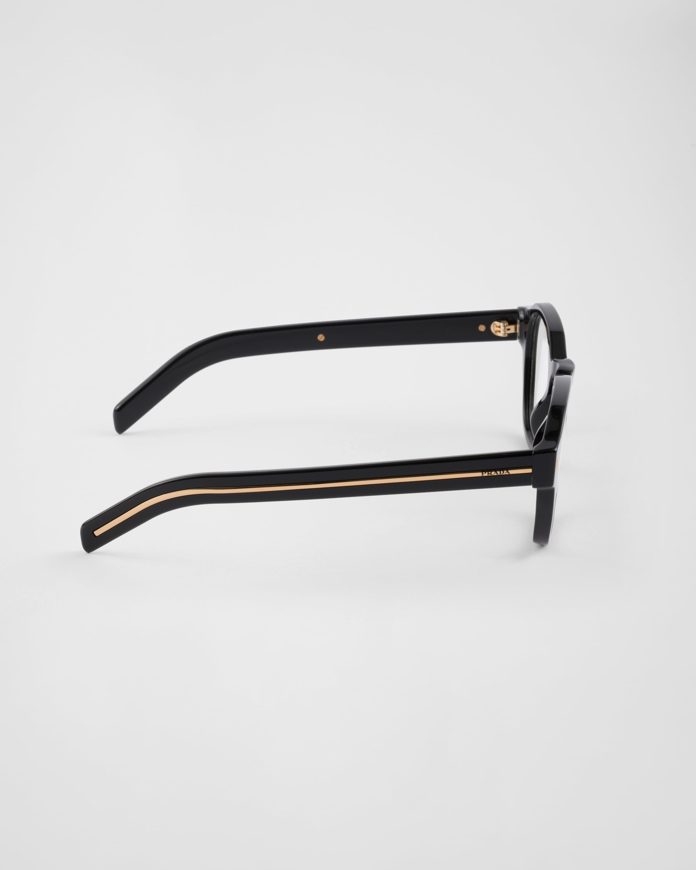 Sunglasses with the iconic metal plaque - 4