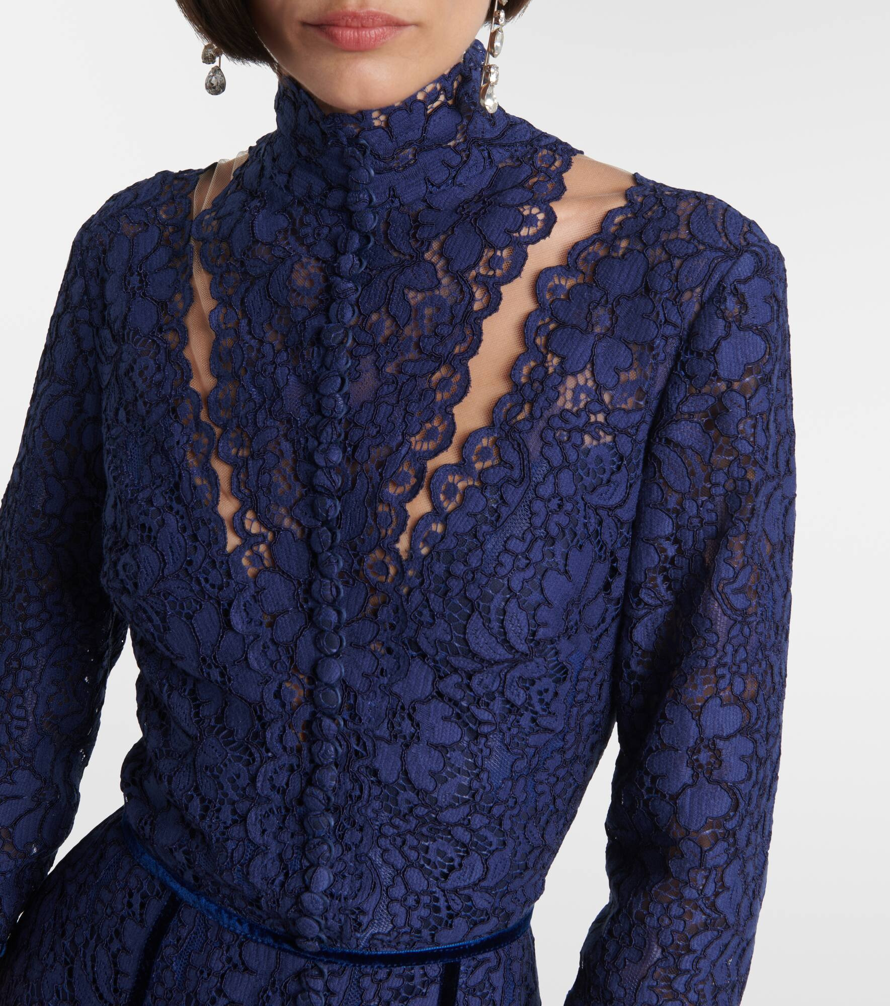 Lace gown - 4
