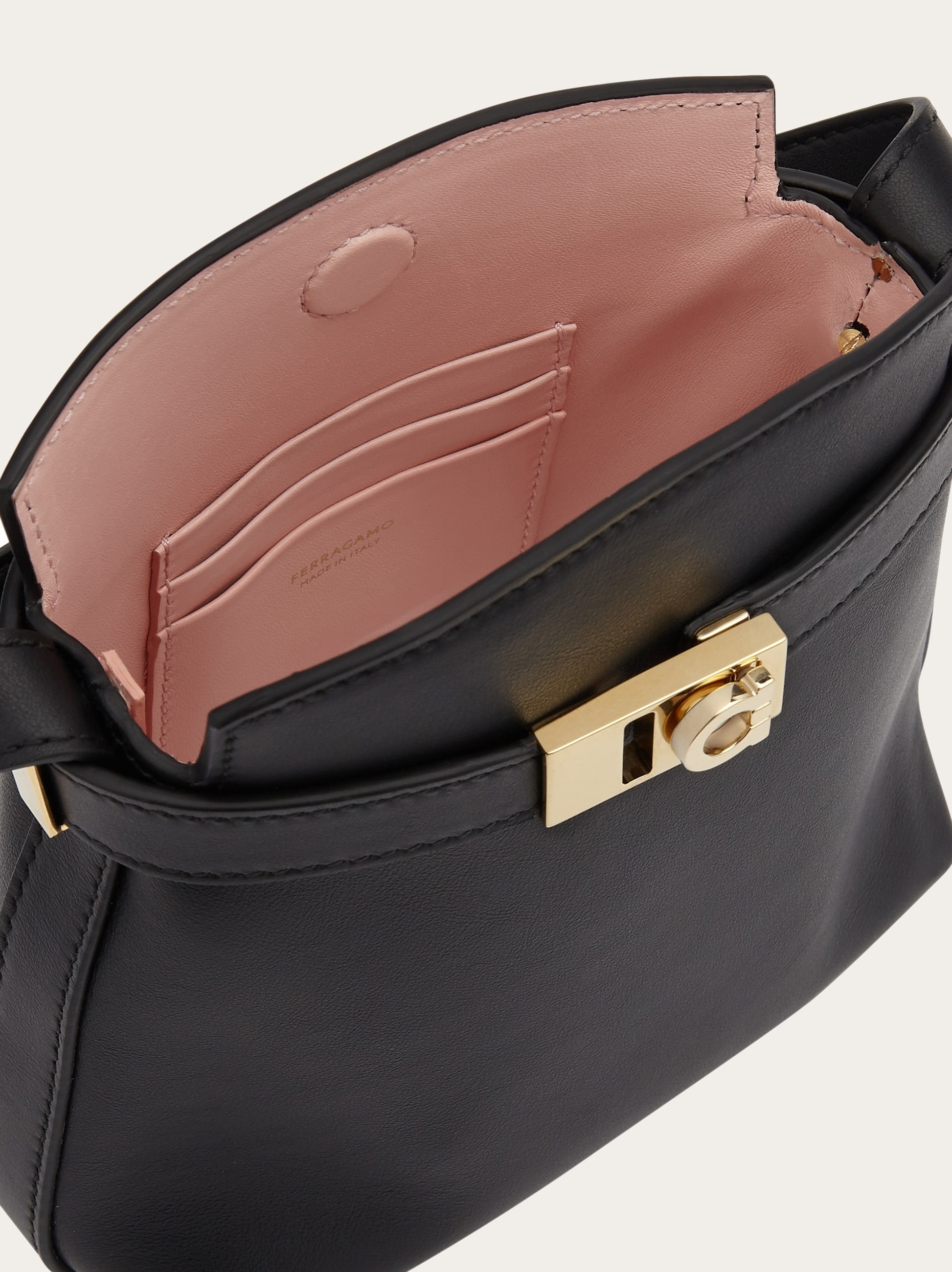 FERRAGAMO ハグ スマートフォンケース 220650 770888 Hug two-tone smartphone holder - Women | Ferragamo