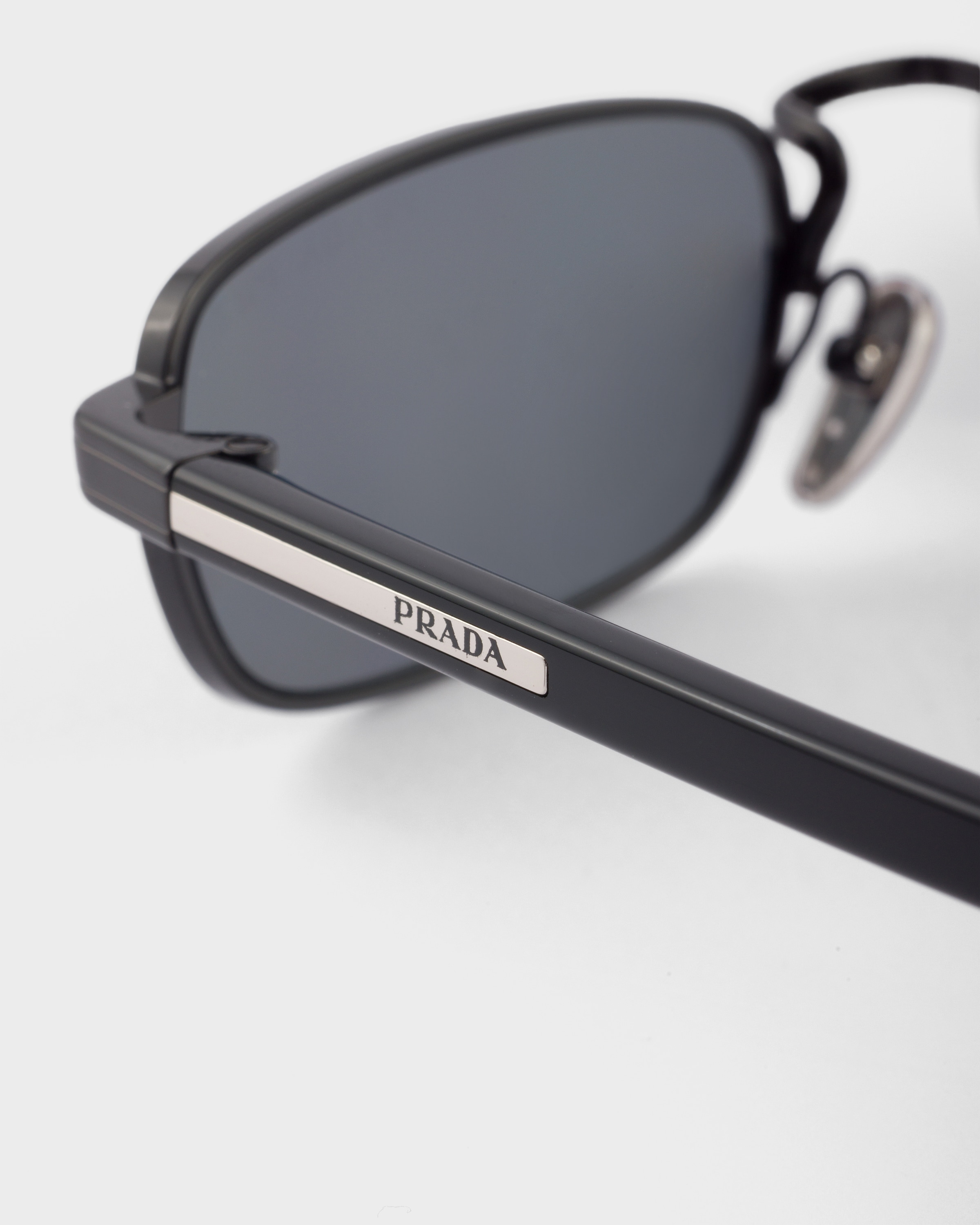 Sunglasses with the iconic metal plaque - 4