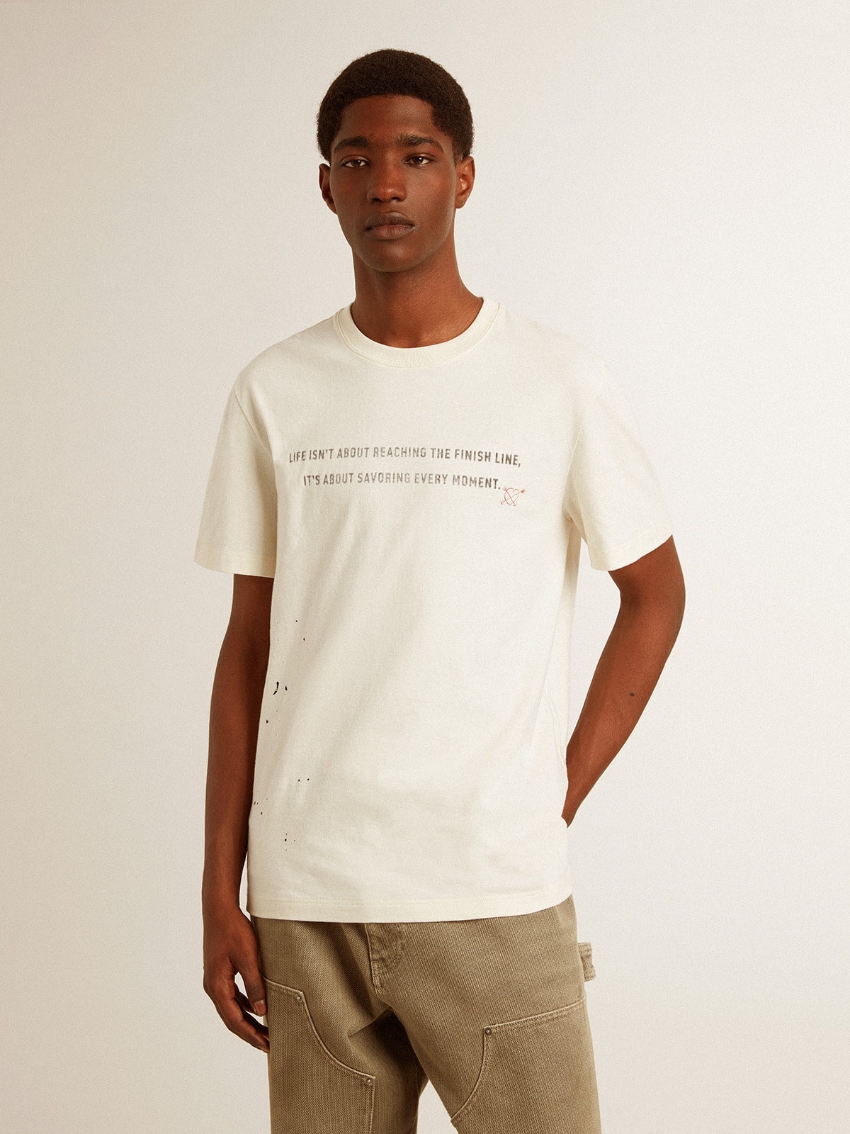 Men's T-shirt in aged white cotton with print and embroidery - 2