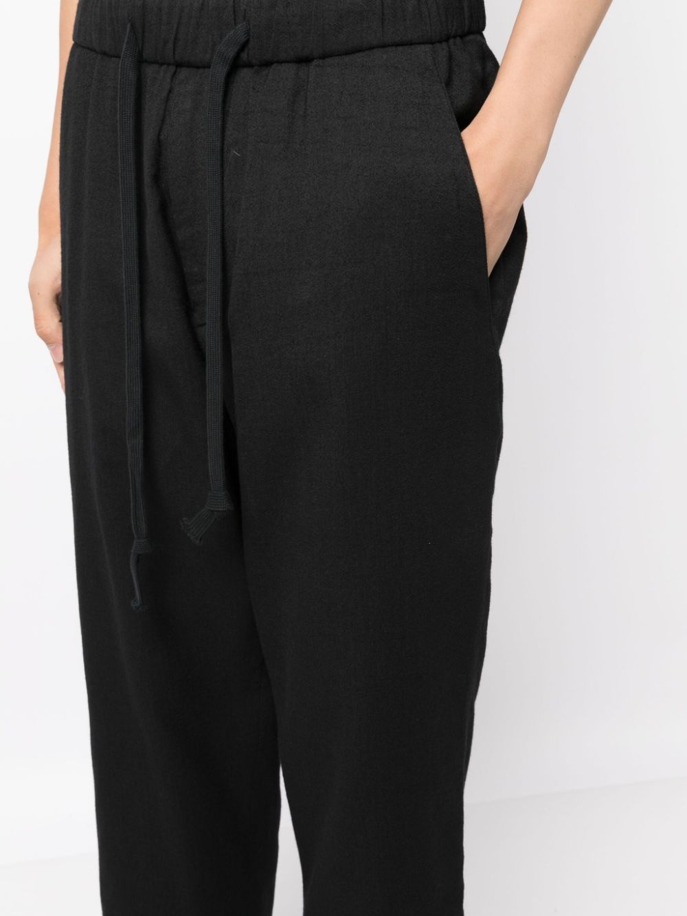 drop-crotch drawstring cropped trousers - 5