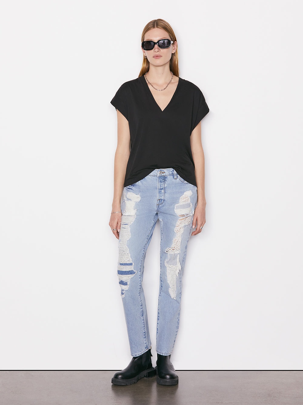 Le Mid Rise V Neck Tee in Noir - 5