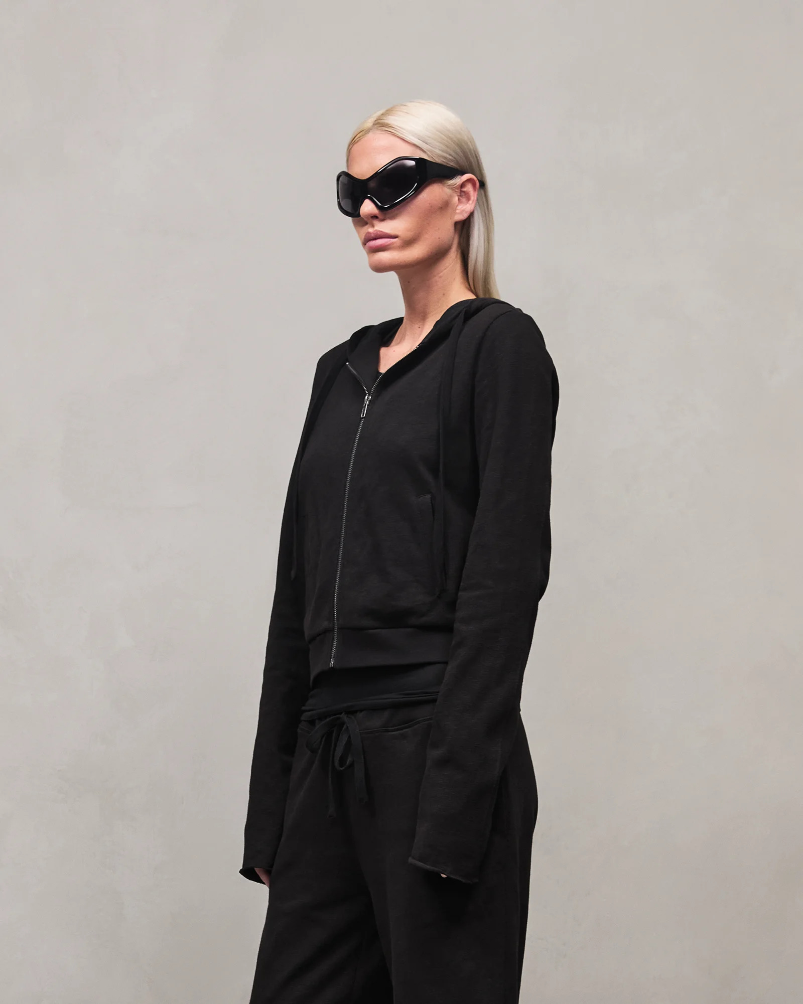 LIGHTWEIGHT CROPPED ZIP-UP BLACK - 5