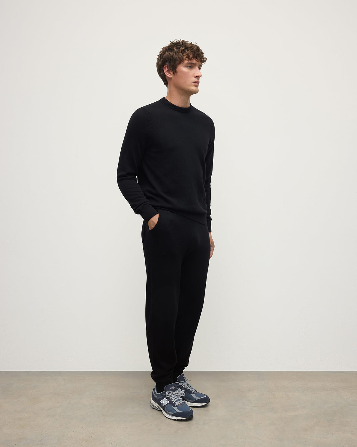 Classic Cashmere Black Round Neck Jumper - 3
