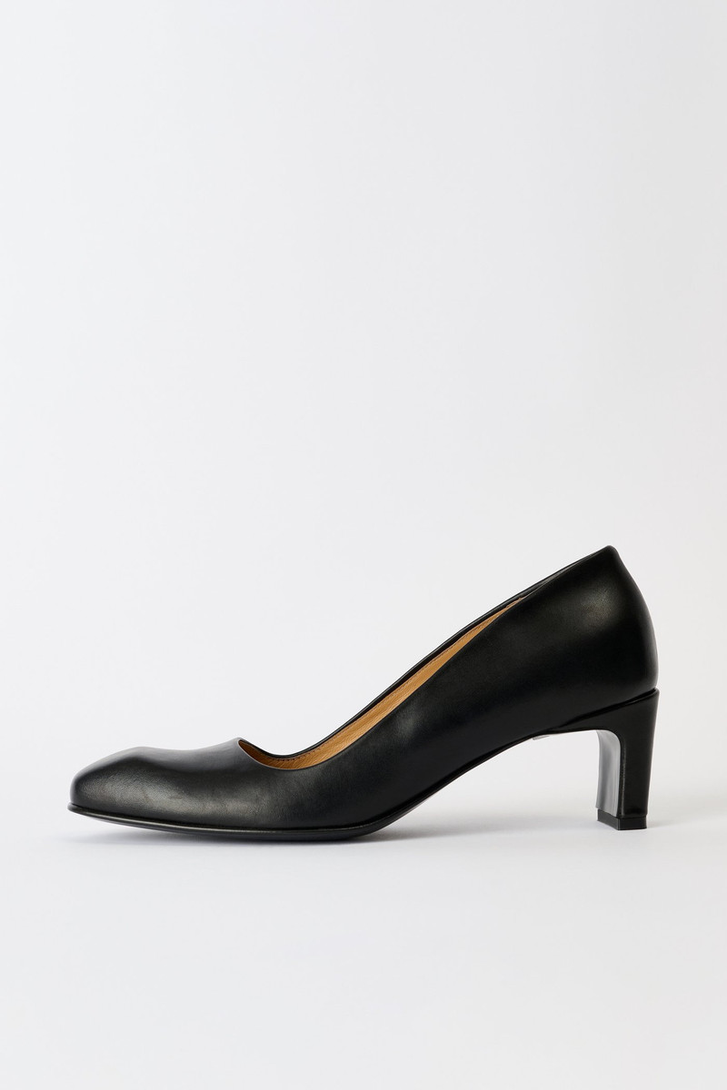Karasu Pump Black Tensile Cattle Hide 1