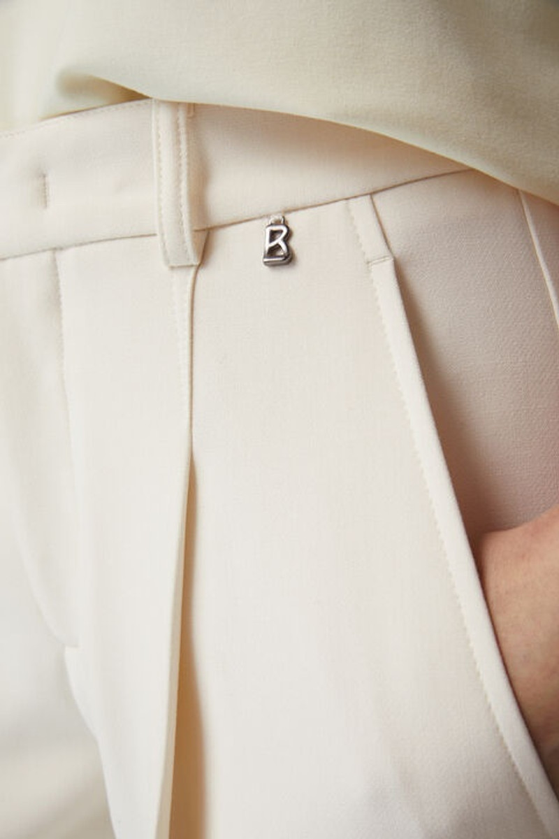 Fabia pleated pants in Off-white 5