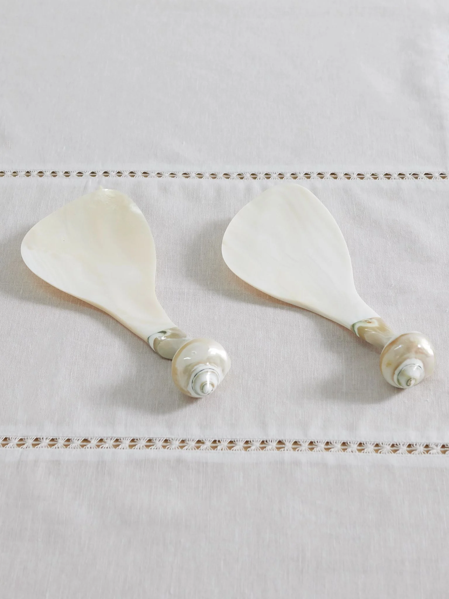 Set of two mother-of-pearl salad servers Off-white - 1