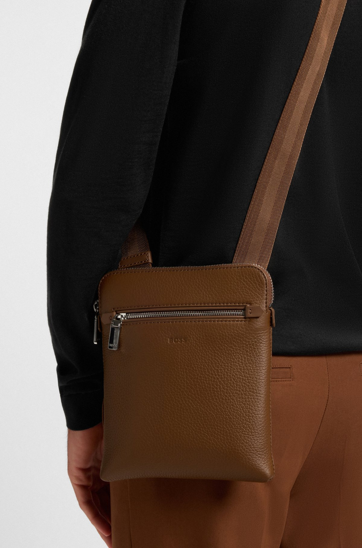 ENVELOPE BAG IN GRAINED ITALIAN LEATHER WITH EMBOSSED LOGO - 4