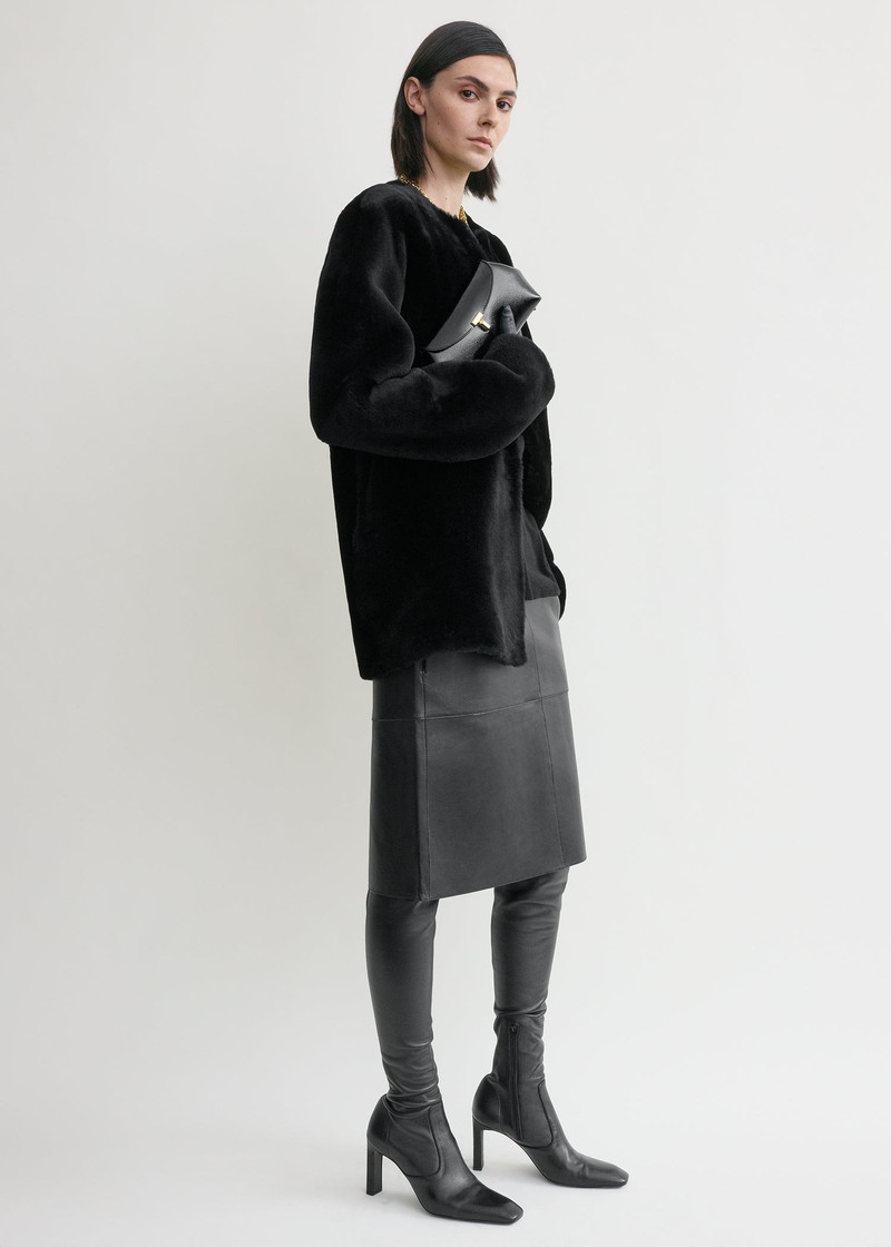 TOTEME Mini T-lock naplack clutch black outlook