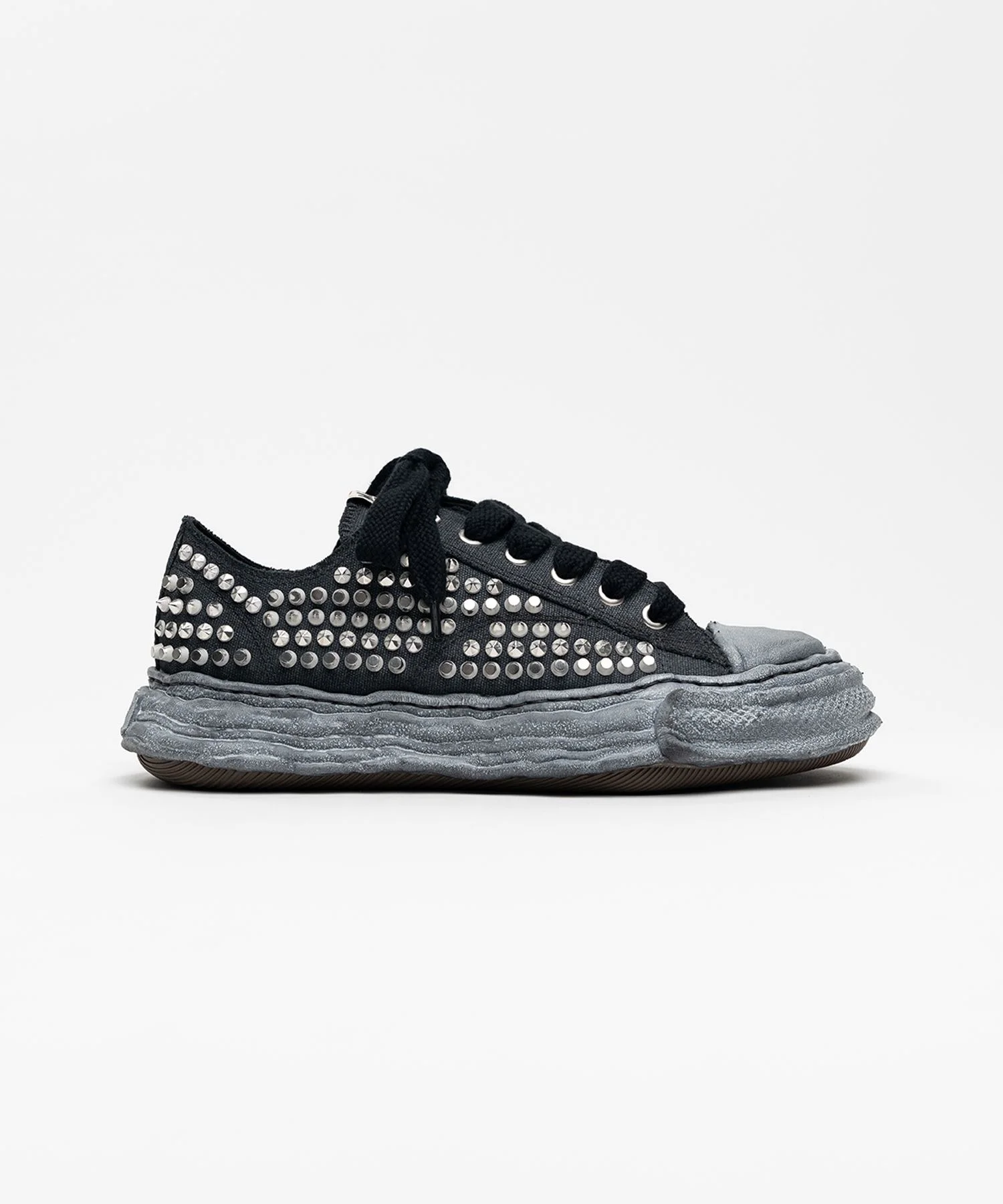 【EXCLUSIVE EDITION】"PETERSON23"OG Sole Studded Canvas Low-top Sneaker - 1