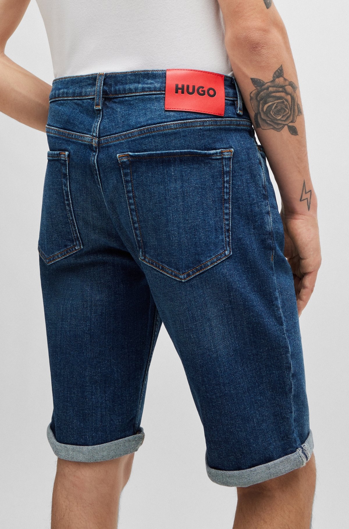 TAPERED-FIT SHORTS IN BLUE COMFORT-STRETCH DENIM - 5