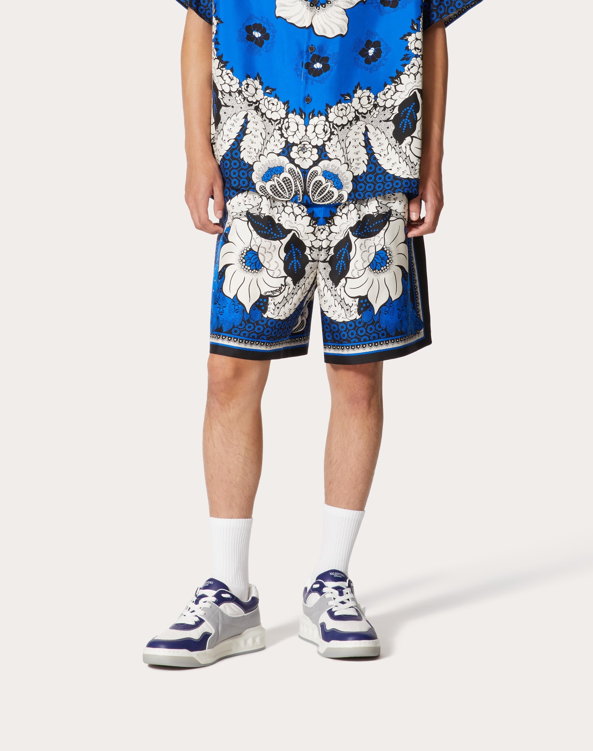 SILK TWILL BERMUDA SHORTS WITH VALENTINO BANDANA FLOWER PRINT - 3